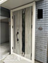 東京都江戸川区本一色玄関ドアリフォーム　ココナッツチェリーのドア＋バニラウォールナットの枠