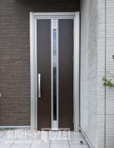 埼玉県川口市東本郷玄関ドア　スリット窓付き採光２色玄関ドア