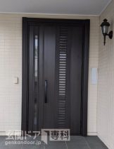 千葉市緑区越知町の玄関ドアが大変身工事　施工前は木製の採光がまるでない暗いドア