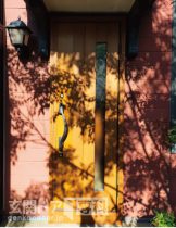 長生郡白子町の勝手口のような玄関ドアをすごく洋風な玄関ドアにアレンジ