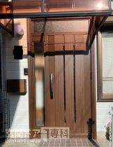 神奈川県横浜市鶴見区玄関ドア　テラス屋根が直前についている玄関ドアを断熱仕様に入れ替え