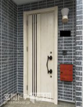 埼玉県川口市石神玄関ドア　トステムの白いドアを通風機能付きのドアへ交換　施工後