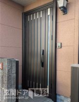 東京都羽村市小作大玄関ドア取替　スリットデザインで１本ずつのスリットが細い見た目