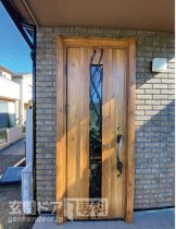 埼玉県草加市稲荷玄関ドアチェンジ　色あせたブラックのドアがパイン木目の綺麗な新しいドアに