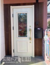 神奈川県横浜市緑区長津田町玄関ドア　全面ガラスの事務所のような玄関を素敵なステンドグラス入りのドアに
