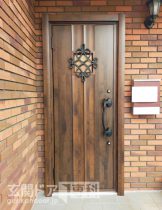 東京都西東京市芝久保町玄関ドア　色あせと下端の腐食が進んだ木製の玄関ドアを交換　施工後