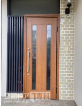 神奈川県横浜市金沢区釜利谷西玄関ドア　塗装に失敗した木製玄関ドアをアルミで交換