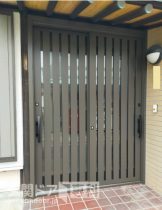 横浜市金沢区玄関引戸をLIXILのオータムブラウン色のモダンデザインで入れ替え