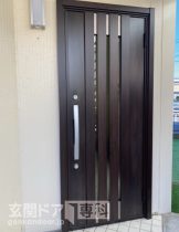 佐倉市王子台玄関ドア交換　LIXILの３本スリットデザインのドアに変身