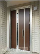 柏市柏で玄関ドア取り換え工事　ツートーンカラーの新品ドア